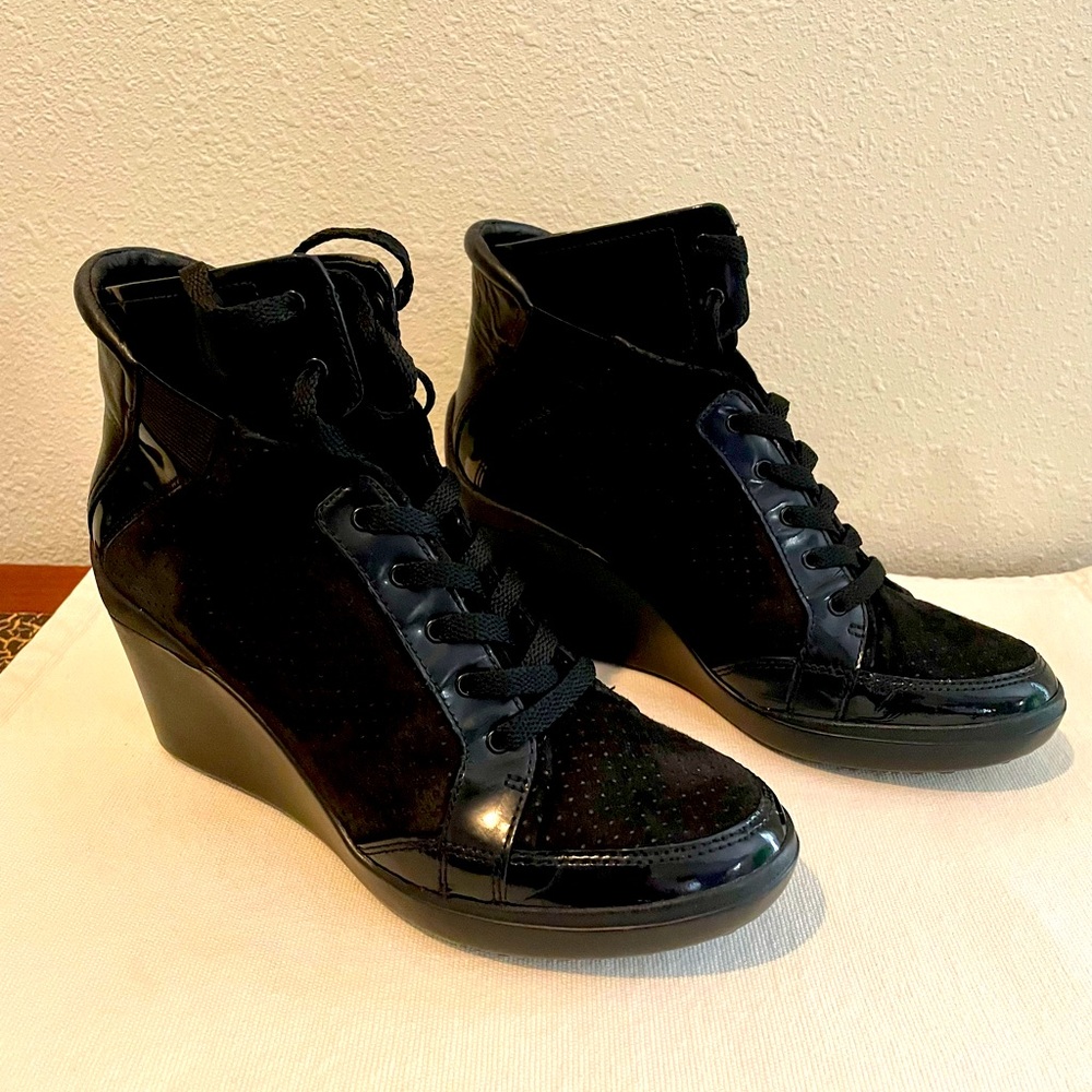 Tsubo “Dess” High Top Wedge Sneaker Black Nubuck/Leather/Patent Leather Size 8